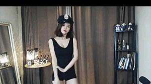 伊素婉 in uniform performs a hot dance routine