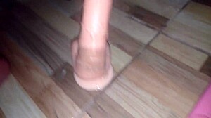 เย็ดหีสาวใหญ่แล้วเอาดิวโด้ยัดรูแตด with shaved pussy moaning and rough interracial toy play 😏🍆