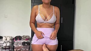 jefe me da el dia libre para hacer ejercicio y termino hacienso sentadillas en su polla