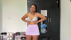 jefe me da el dia libre para hacer ejercicio y termino hacienso sentadillas en su polla