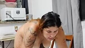 Meu marido deixou o amigo dele chupa os meus peitos enquanto ele fode a minha buceta