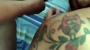 Meu marido deixou o amigo dele chupa os meus peitos enquanto ele fode a minha buceta