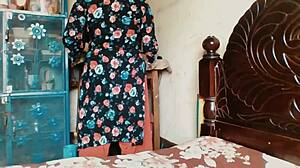 Индийская сводная сестра удивлена братом в позе раком