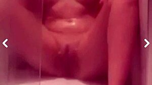 Ninfeta safada raspando a bucetinha e tomando banho gostoso com movimentos sedutores.