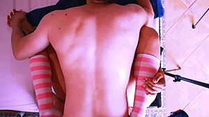 el vecino se queda a dormir y seduce a la vecina casada en su habitaci�n mientras su esposo est� fuera de la ciudad por trabajo