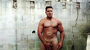 i'm yuri gaúcho the bodybuilder getting horny with my huge cock handjob and cumload