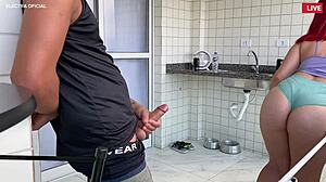 O Jeito Que Ela Rebola Limpando Me Deixou Louco De Tes�o Que Bunda Linda Imposs�vel N�o Gozar