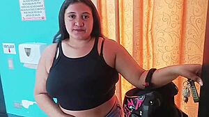 chica abandonada por su novio es auxiliada por un extraño termina en sexo duro