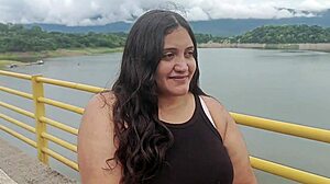 chica abandonada por su novio es auxiliada por un extraño termina en sexo duro