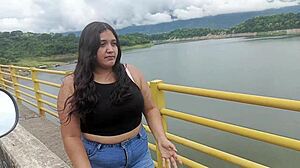 chica abandonada por su novio es auxiliada por un extraño termina en sexo duro