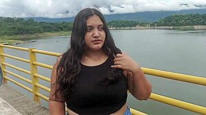 chica abandonada por su novio es auxiliada por un extraño termina en sexo duro