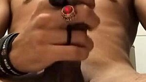 BATENDO Punheta Solo Close Up In Brazilian Style!