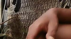 Sensasi coli di luar ruangan di belakang rumah tetangga dengan monster big cock.