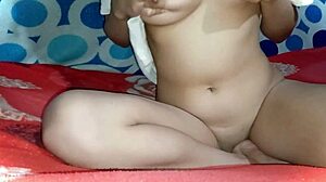 Hermanastra Alexia con hermosas tetas tiene su video intimo