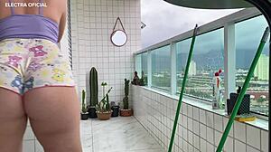 câmera de segurança- faxineira safada usando shortinho socadinho