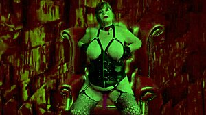 Oma Vampyra strapon rukken leidt tot intense orgasmes