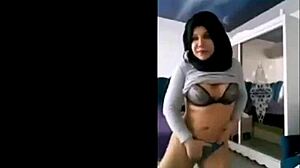 I'm so curious about this Arab solo webcam performer's name