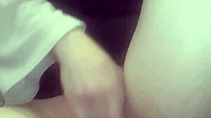 bucetão quente e molhado gets massaged in horny homemade solo!!