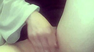 bucetão quente e molhado gets massaged in horny homemade solo!!