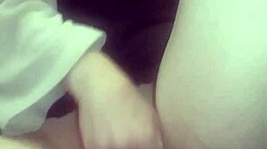 bucetão quente e molhado gets massaged in horny homemade solo!!
