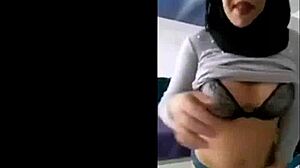 I'm so curious about this Arab solo webcam performer's name