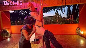 gostosa tatuada dan�a no poledance para gostoso