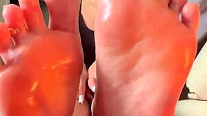 Redbone babe shows oiled soles in jerk off instructions session