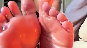 Redbone babe shows oiled soles in jerk off instructions session