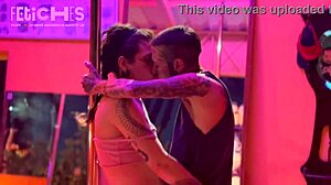 gostosa tatuada dan�a no poledance para gostoso