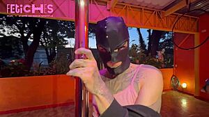 gostosa tatuada dan�a no poledance para gostoso