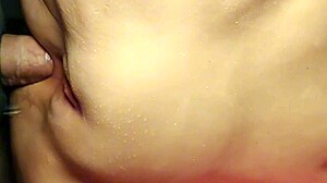 Секс-кукла в двойном проникновении игрушками крупно пухлая пизда и анал