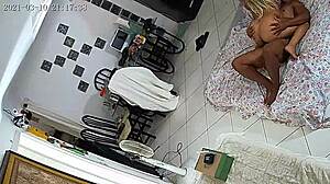 Corno filma esposa sendo esfolada por vários machos e por todos os buracos