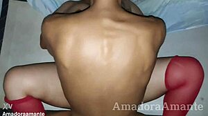 Morena safada mijando e metendo com o novinho comedor enquanto o corno filma toda a ação caseira.