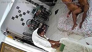 Corno filma esposa sendo esfolada por vários machos e por todos os buracos