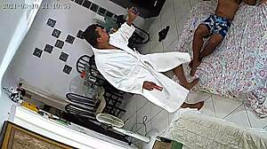 Corno filma esposa sendo esfolada por vários machos e por todos os buracos