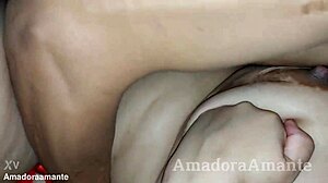 Morena safada mijando e metendo com o novinho comedor enquanto o corno filma toda a ação caseira.