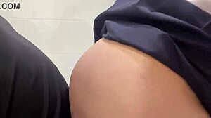 Maestro pervertido se folla a la culona del salon en el baño con el coño meado in rough quickie sex.