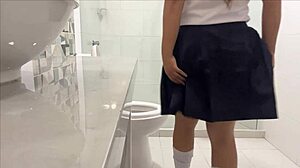 Maestro pervertido se folla a la culona del salon en el baño con el coño meado in rough quickie sex.