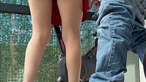 Hermanastra argentina mamando la verga en el gimnasio