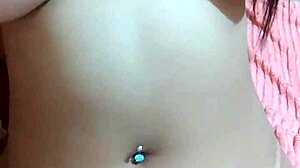 She starts alisando a aranha molhada with intense desire building up to give in fully.