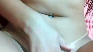 She starts alisando a aranha molhada with intense desire building up to give in fully.