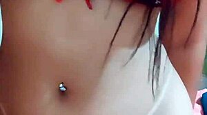 She starts alisando a aranha molhada with intense desire building up to give in fully.