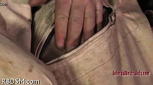 Cena hardcore de sadomasoquismo intenso com dor e prazer