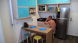 Marido bom faz isso antes de trabalhar com milf redhead in lingerie domination.