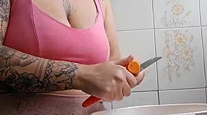 vou chamar o vizinho pra almoçar aqui, coloquei um shorts bem apertado que racha a buceta