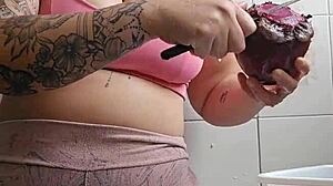 vou chamar o vizinho pra almoçar aqui, coloquei um shorts bem apertado que racha a buceta