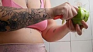 vou chamar o vizinho pra almoçar aqui, coloquei um shorts bem apertado que racha a buceta