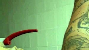 vou chamar o vizinho pra almoçar aqui, coloquei um shorts bem apertado que racha a buceta