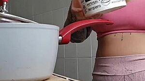 vou chamar o vizinho pra almoçar aqui, coloquei um shorts bem apertado que racha a buceta