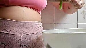 vou chamar o vizinho pra almoçar aqui, coloquei um shorts bem apertado que racha a buceta